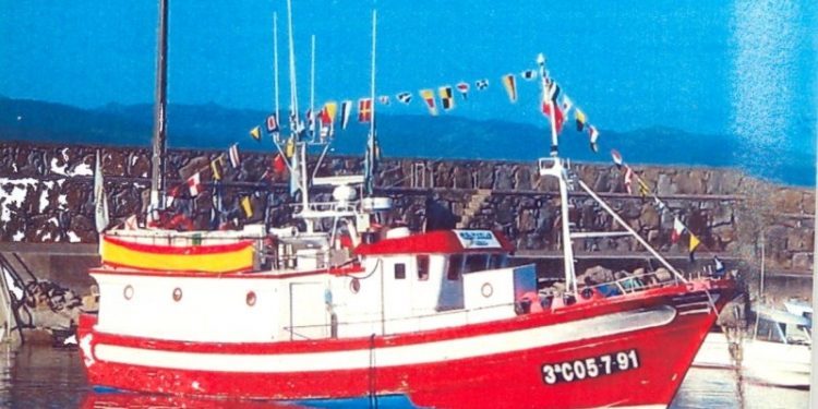 Rescatados los cinco tripulantes de un pesquero hundido al noroeste de Cabo Vilán