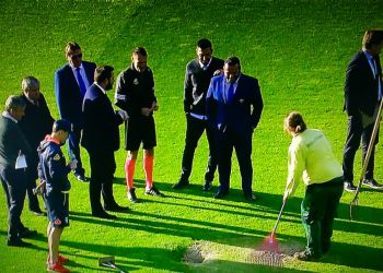 Los operarios tratan de arreglar a marchas forzadas un boquete en el césped de Balaídos