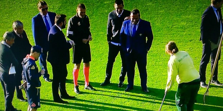 Los operarios tratan de arreglar a marchas forzadas un boquete en el césped de Balaídos