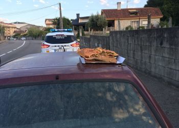 Denunciado un conductor en Salceda por llevar a un joven en el capó con una empanada
