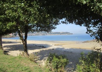 Rescatadas cuatro personas tras volcar una dorna en la costa de Bueu