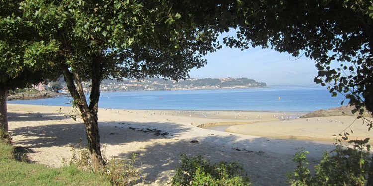 Rescatadas cuatro personas tras volcar una dorna en la costa de Bueu