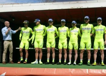 Los triatletas Alarza, Serrat y Velásquez compiten con el Rías Baixas en Padrón