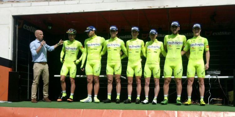 Los triatletas Alarza, Serrat y Velásquez compiten con el Rías Baixas en Padrón