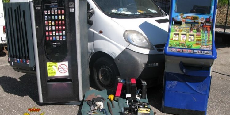 La Guardia Civil detiene a dos vigueses por medio centenar de robos en cafeterías