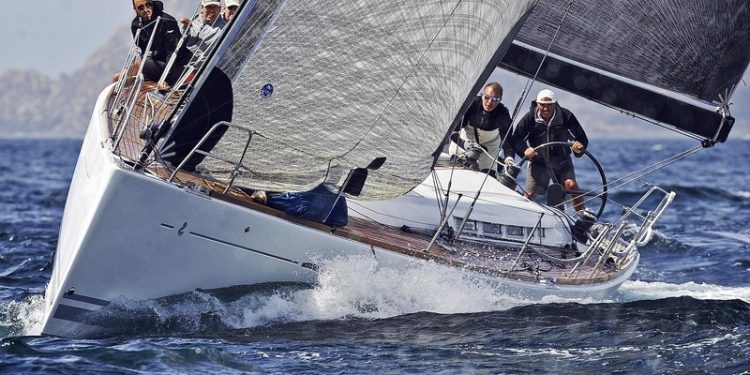 De Vigo a Baiona a toda vela con el Trofeo Comunica