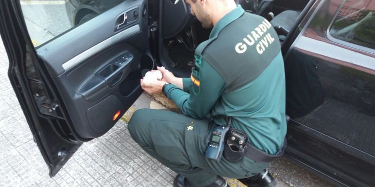 La Guardia Civil detiene a un vecino de  Meis con 3.000 dosis de cocaína