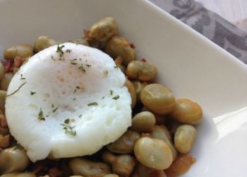 Habitas con jamón y huevo