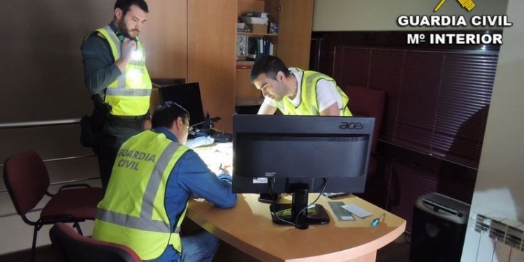 Detenido un empresario de Lalín por estafar 200.000 euros con 60 créditos bancarios