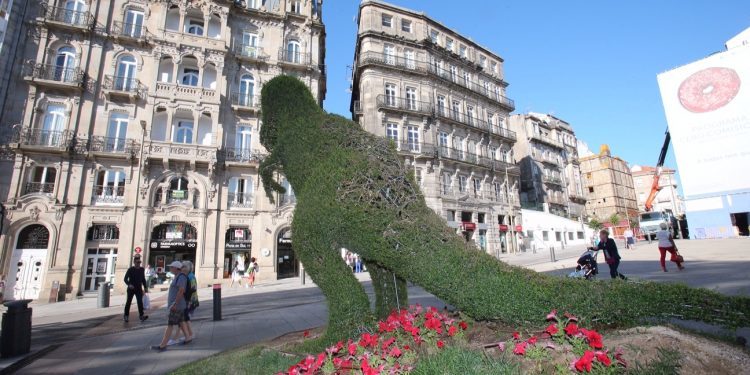 Dinoseto e Diñosetiño ensinan aos escolares de Vigo as claves da limpeza e a reciclaxe