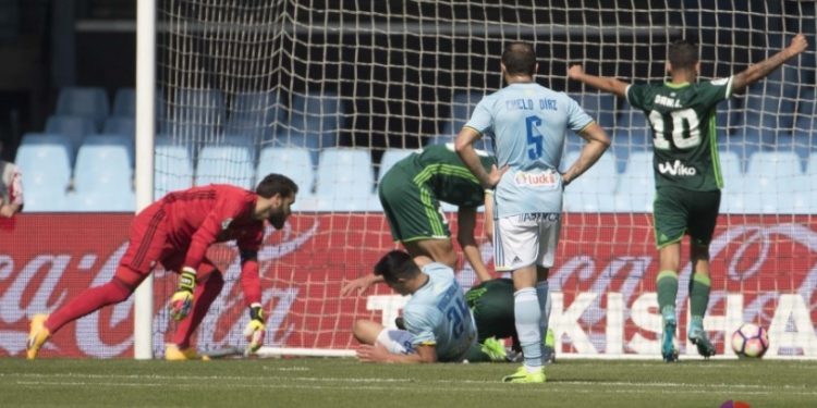 Un resacoso Celta cae ante el Betis