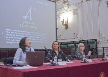 Josefina Ling ofrece en Vigo unha visita guiada á exposición “Con A de Astrónomas”