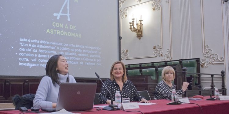 Josefina Ling ofrece en Vigo unha visita guiada á exposición “Con A de Astrónomas”