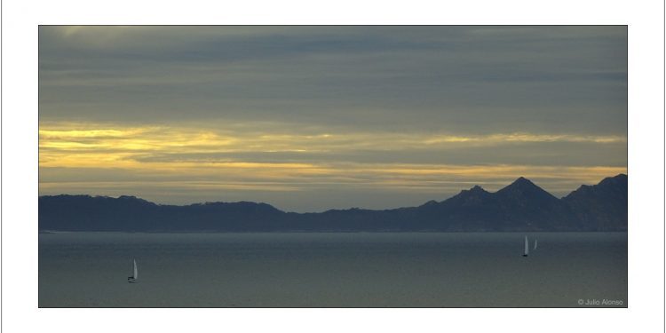 Las Islas Cíes en el horizonte