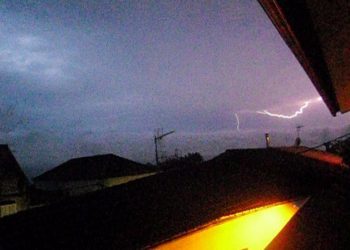 Los rayos provocan un incendio en una casa de Redondela y en un coche en Gondomar