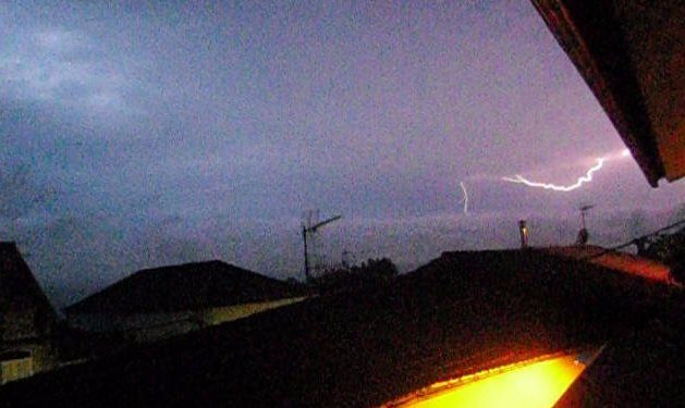 Los rayos provocan un incendio en una casa de Redondela y en un coche en Gondomar