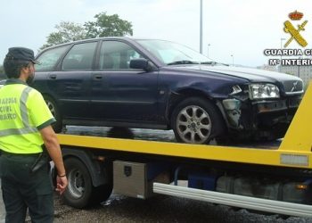 Interceptado un conductor entrando en la AP-9 con las ruedas del vehículo pinchadas
