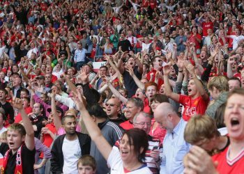 Despliegue policial, lanzaderas y barras y baños públicos en el Casco Vello para los hinchas ingleses