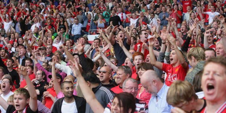 Despliegue policial, lanzaderas y barras y baños públicos en el Casco Vello para los hinchas ingleses