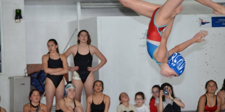 El Náutico celebró las Bodas de Oro de la piscina con exhibiciones de sus deportistas