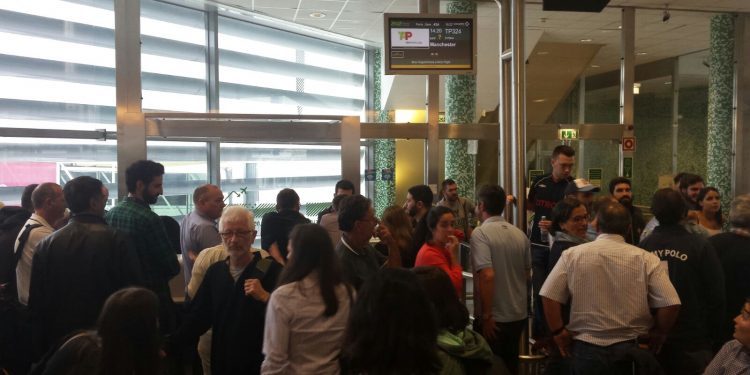 Medio centenar de aficionados del Celta, atrapados en Lisboa sin vuelo a Manchester
