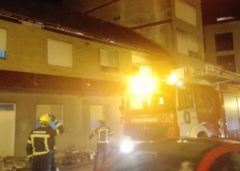 La cornisa de un edificio se desploma sobre cuatro vehículos en Moaña