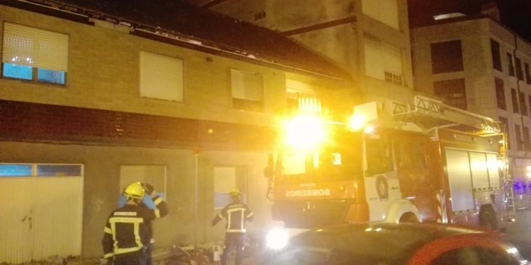 La cornisa de un edificio se desploma sobre cuatro vehículos en Moaña
