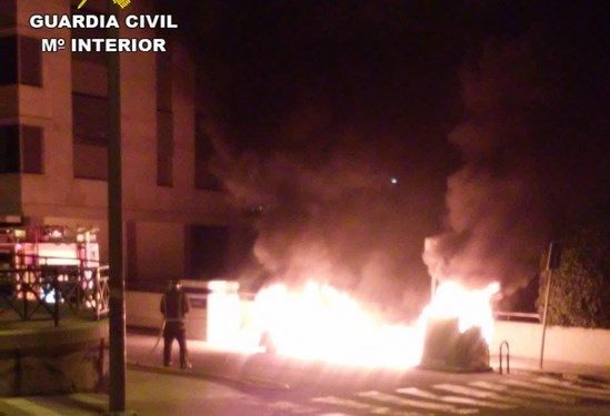 Detenido un joven de 18 años por quemar contenedores en Baiona