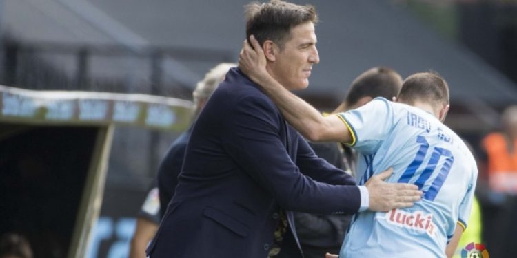 Una despedida muy emotiva: «Toto tíralo» y la piña de los jugadores con el maestro