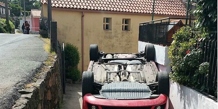 Una conductora resulta herida al volcar su coche en el barrio vigués de Candeán