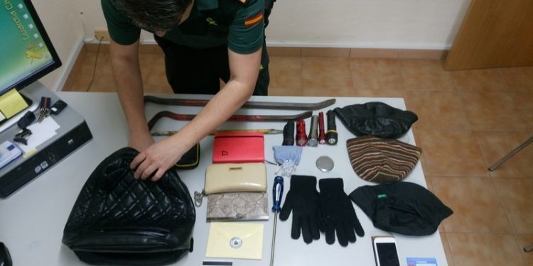 Detenido en Tomiño por el robo de un bolso en el interior de un vehículo