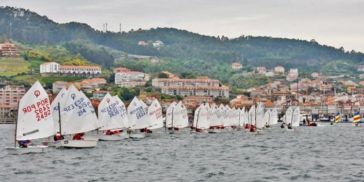 Baiona reúne a los  mejores regatistas gallegos de vela infantil
