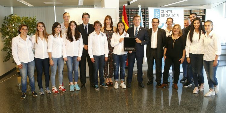 Las campeonas del Mecalia Guardés celebran su título liguero en la Xunta de Galicia