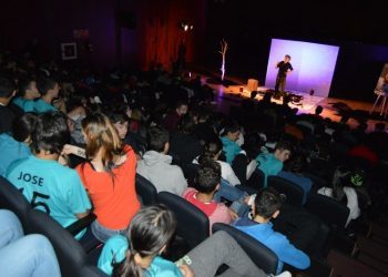 Candido Pazó interpreta “Memorias dun neno labrego” para os alumnos mosenses