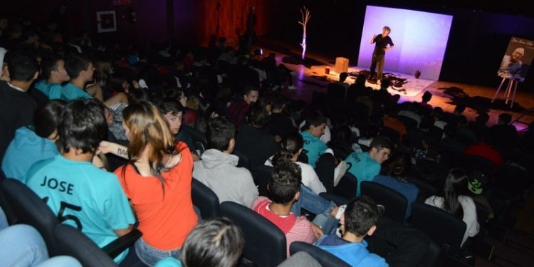 Candido Pazó interpreta “Memorias dun neno labrego” para os alumnos mosenses