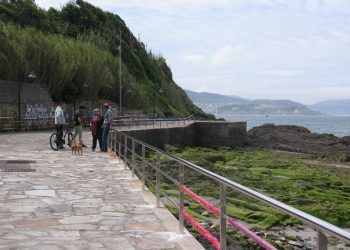 O Concello de Nigrán repara a varanda do paseo interior da praia de A Madorra