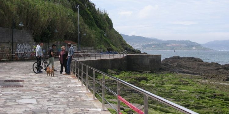 O Concello de Nigrán repara a varanda do paseo interior da praia de A Madorra