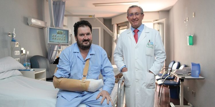 Cirujanos de Povisa reimplantan con éxito una mano seccionada en un accidente laboral