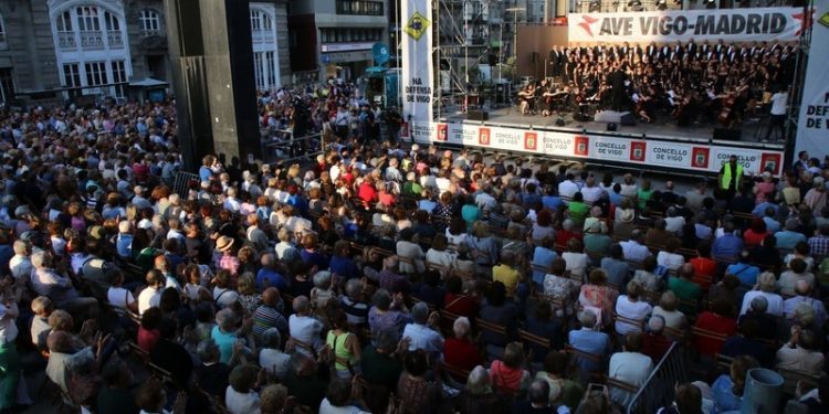 Vigo reclama el AVE directo al ritmo de la Coral Casablanca