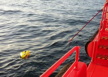 A salvo cinco marineros tras naufragar un pesquero en la Ría de Vigo