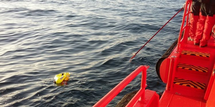 A salvo cinco marineros tras naufragar un pesquero en la Ría de Vigo