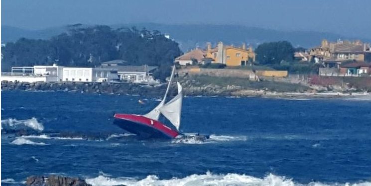 Rescatados tres jóvenes tras naufragar con su barco en la Ría de Vigo
