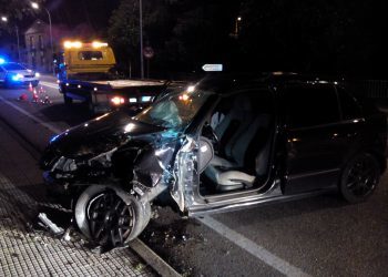 Los bomberos de Ponteareas excarcelan al conductor de un vehículo tras salirse de la vía