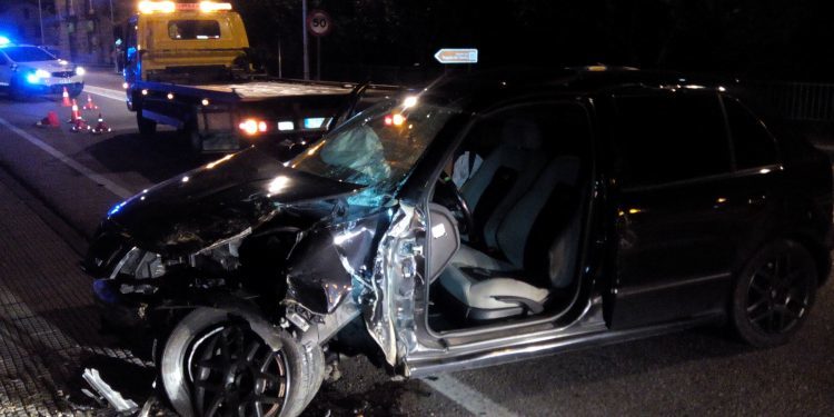 Los bomberos de Ponteareas excarcelan al conductor de un vehículo tras salirse de la vía