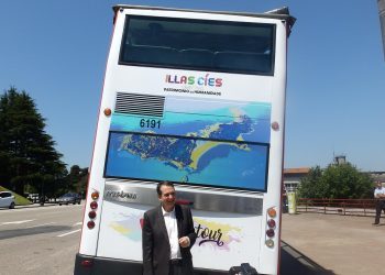 O bus turístico promociona as Illas Cíes na súa nova imaxe