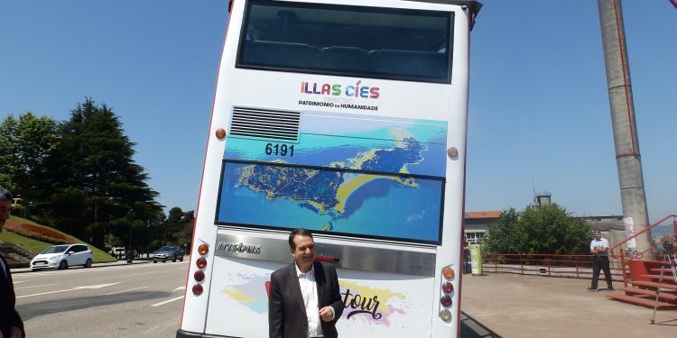 O bus turístico promociona as Illas Cíes na súa nova imaxe
