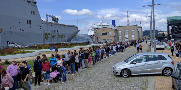 Los vigueses aguardan enormes colas para conocer por dentro el Juan Carlos I