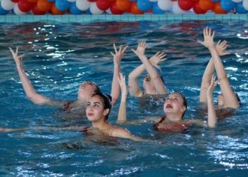 Las sirenas del Real Club Náutico vuelven a nadar a beneficio de la Asociación Berce