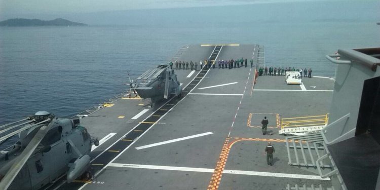 El buque Juan Carlos I abre sus puertas a los vigueses