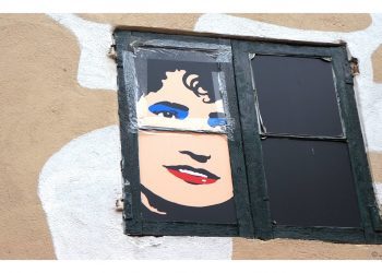 Rosalía en la ventana